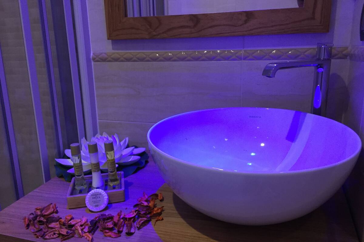 double room, 1 double bed, non smoking, courtyard view | bathroom | shower, rainfall showerhead, free toiletries, hair dryer