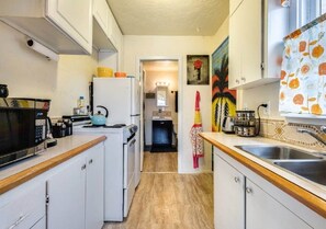 Nhà, 1 phòng ngủ | Bếp riêng | Tủ lạnh, bếp nấu, dụng cụ nấu nướng/bát dĩa/dao nĩa 