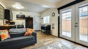 Rumah, 1 Tempat Tidur Queen dengan tempat tidur Sofa | Area keluarga | TV layar datar