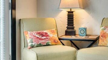 Casa, 1 cama Queen size y sofá cama | Área de sala de estar | Televisión de pantalla plana