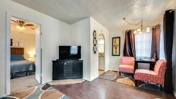 Nhà, 1 phòng ngủ | Khu phòng khách | TV màn hình phẳng