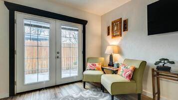 Rumah, 1 Tempat Tidur Queen dengan tempat tidur Sofa | Area keluarga | TV layar datar
