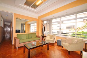 Apartamento, várias camas | Área de estar | TV de tela plana