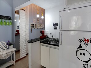 Refrigerador con freezer, microondas, cafetera/tetera