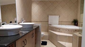 Executive Ground Floor Apartment | Badezimmer | Duschwanne, Komfortbadewanne, Handtücher, Toilettenpapier