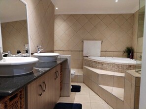 Executive Ground Floor Apartment | Bathroom