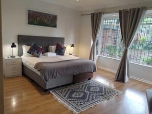 Executive Ground Floor Apartment | Premium bedding, pillowtop beds, individually decorated - Paulshof Guesthouse (Sandton)