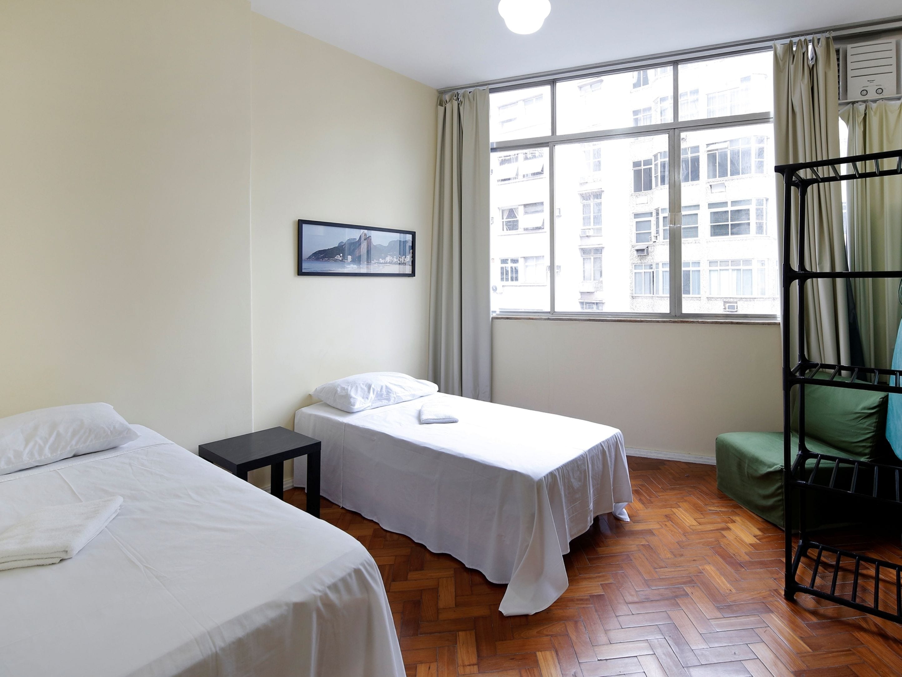 書桌、免費無線上網、床單