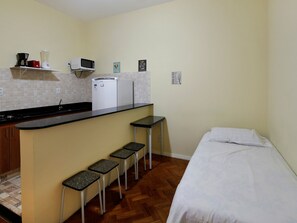 Desk, free WiFi, bed sheets - Rio Rentals - 021 U002 Apto grande (Rio de Janeiro)