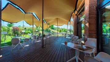 تناول الطعام بالخارج