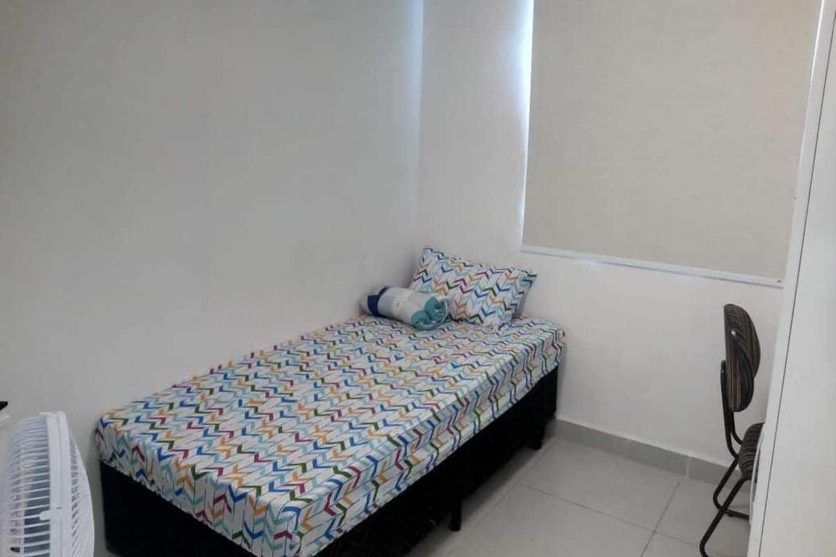Single Room, 1 Single Bed, Non Smoking | Desk, iron/ironing board (on request), free WiFi, bed sheets