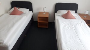 In-room safe, desk, free WiFi, bed sheets - Hotel Cafe Galerie (Garbsen)