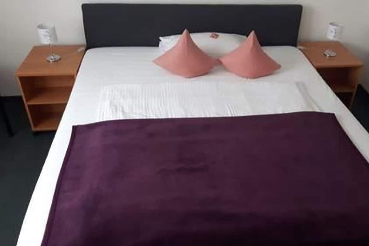 Een kluis op de kamer, een bureau, gratis wifi, beddengoed