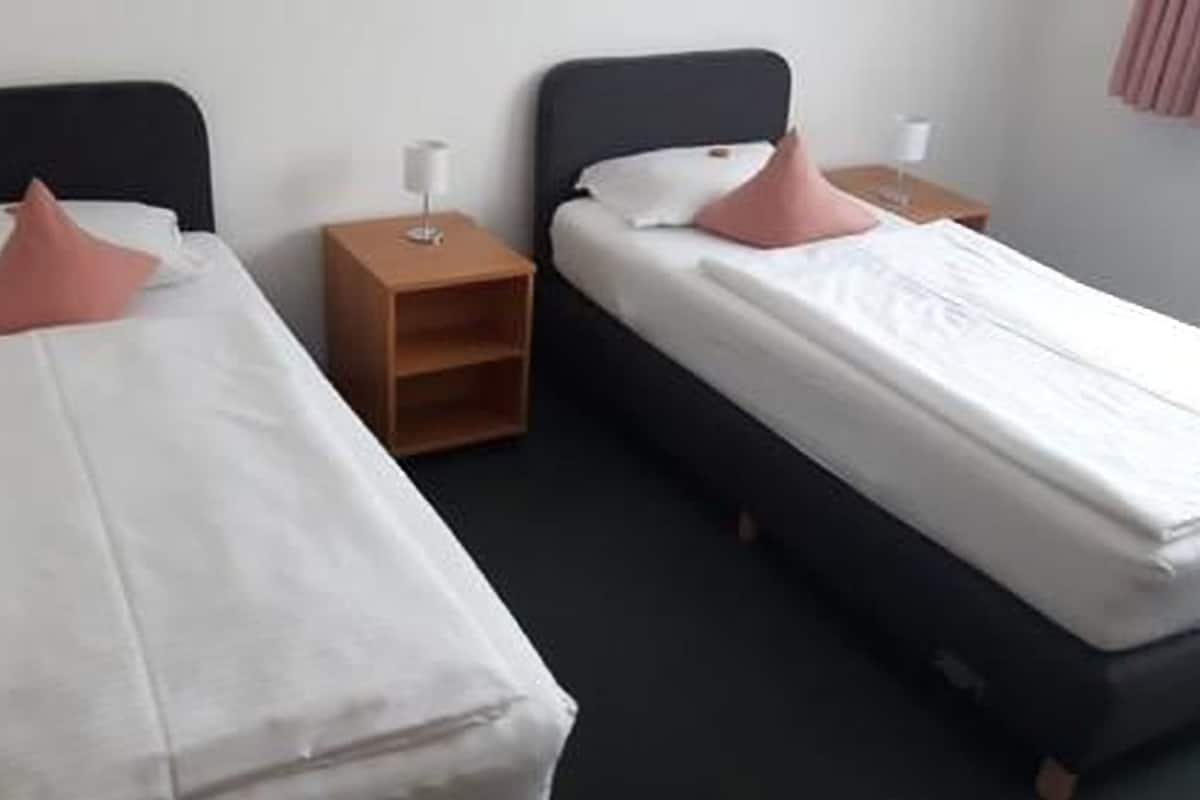 Een kluis op de kamer, een bureau, gratis wifi, beddengoed