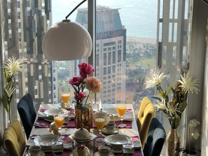 Appartement Deluxe, vue mer, dans la tour | Coin séjour | Télévision à écran plat de 43 pouces avec chaînes par câble, télévision