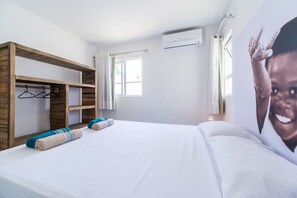 Tabla de planchar con plancha, wifi gratis y ropa de cama 