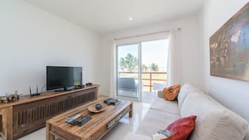 Apartamento, 3 quartos | Sala de estar | TV