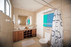 Departamento, 3 habitaciones | Baño | Regadera, amenidades de baño gratuitas, toallas 