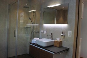 Regendusche, Haartrockner, Bademäntel, Hausschuhe
