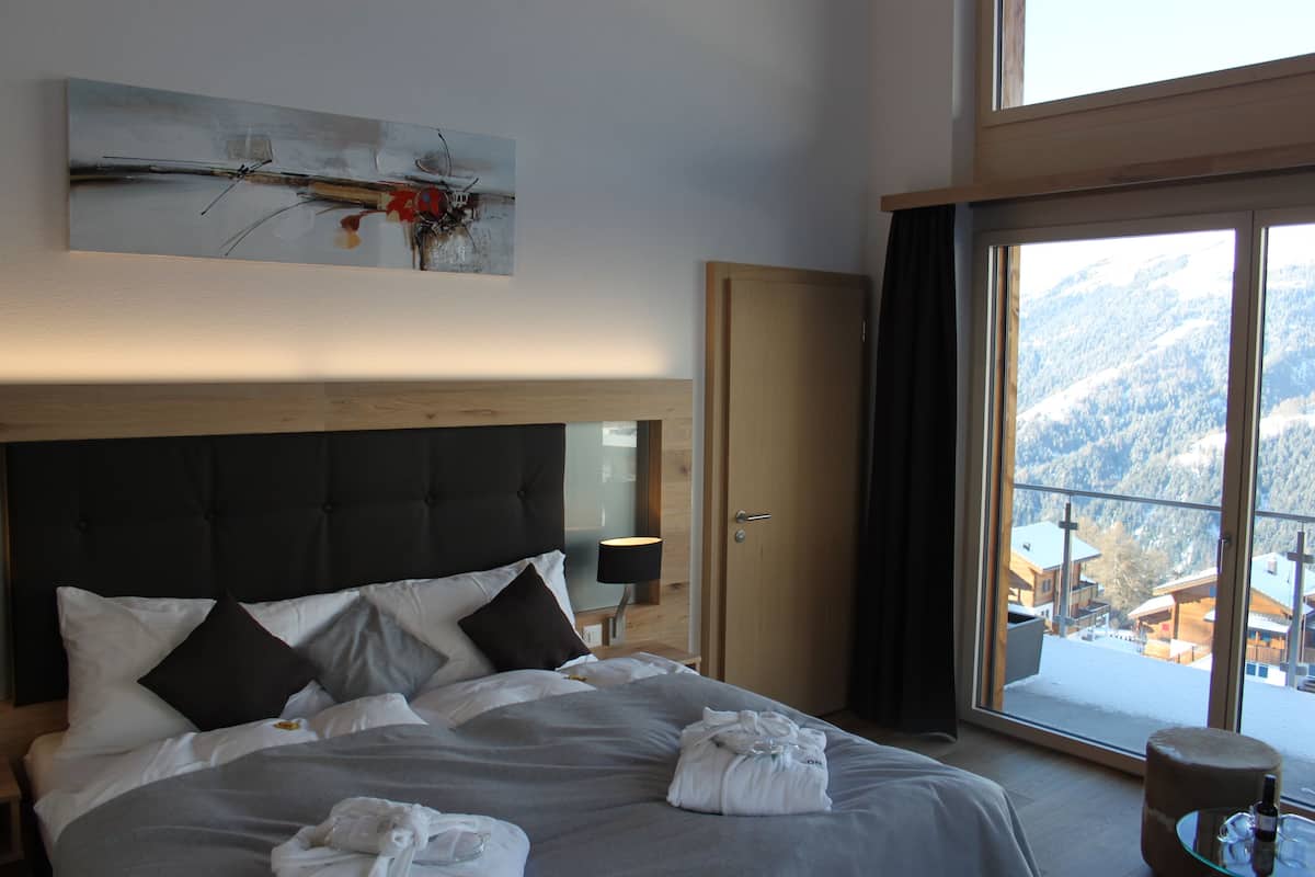 Superior Double Room | Hypo-allergenic bedding, down comforters, minibar, in-room safe