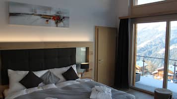 Habitación doble superior | Ropa de cama hipoalergénica, edredón y minibar