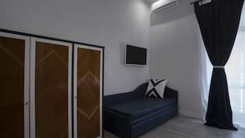 Deluxe-Vierbettzimmer, Balkon | Daunenbettdecken, Betten mit Memory-Foam-Matratzen