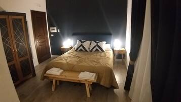 Premium-Doppel- oder -Zweibettzimmer, 1 King-Bett, Balkon | Daunenbettdecken, Betten mit Memory-Foam-Matratzen