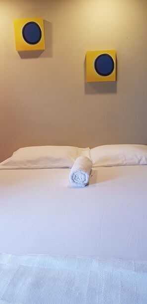 Panoramic Room, 1 Double Bed, Lake View | Bed sheets - Captain Morgan Hostel (Santa Ana)