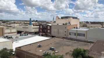 Un paisaje urbano con diversos edificios, incluyendo un destacado edificio de M. Little & Co.