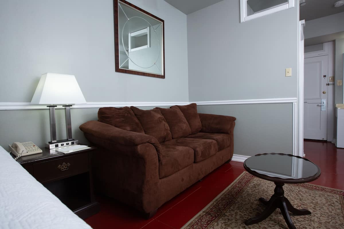 deluxe room, 1 king bed, non smoking | blackout curtains, free wifi, bed sheets