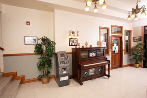 Lobby sitting area - Rialto Hotel (Laredo)