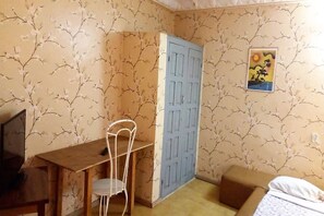Desk, rollaway beds, free WiFi, bed sheets - Hôtel Ixora Divo (Divo)