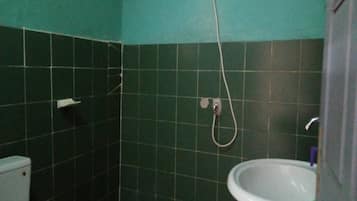 Habitación doble estándar | Baño | Regadera, amenidades de baño gratuitas, toallas