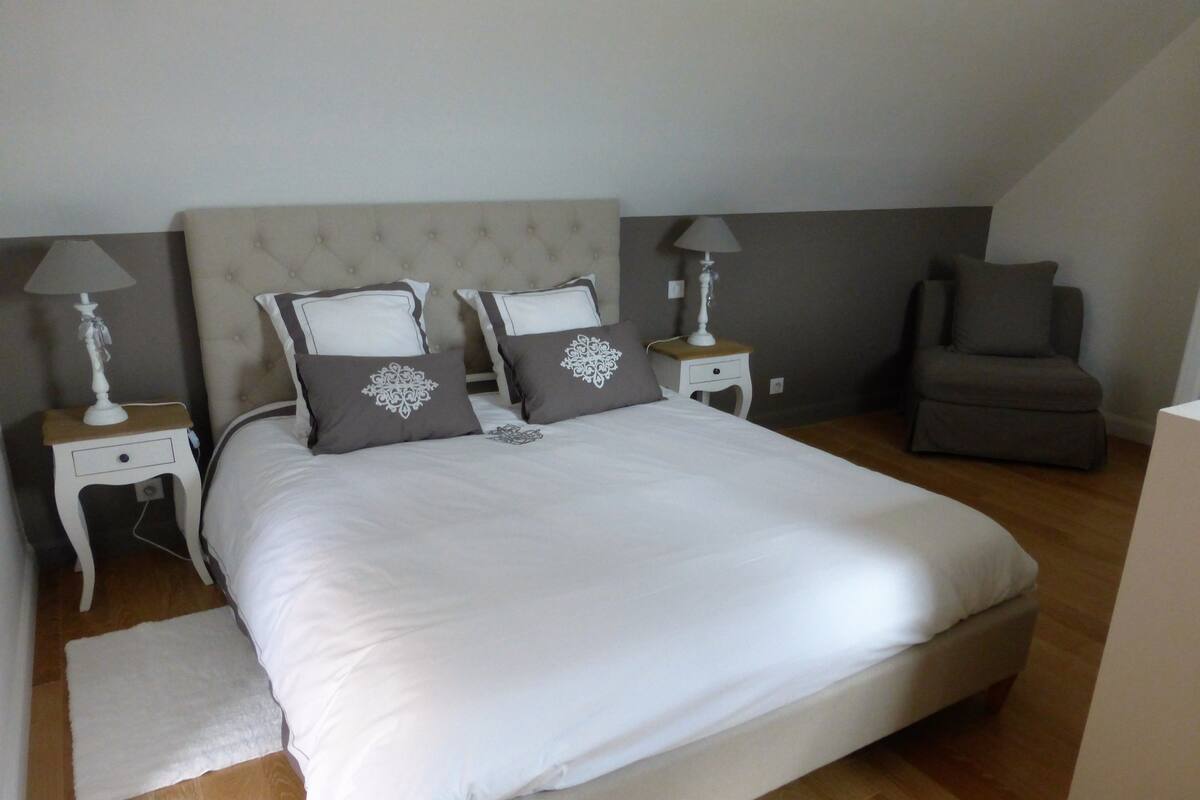 Suíte luxo | Cortinas blackout, quartos à prova de som, Wi-Fi de cortesia