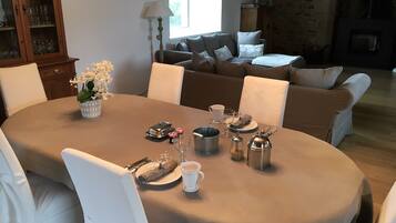 Free daily full breakfast