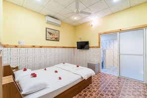 Blackout curtains, soundproofing, iron/ironing board, free WiFi
