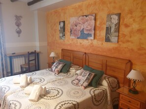 Desk, laptop workspace, blackout curtains, free WiFi - Casa Maidevera (Aranda de Moncayo)