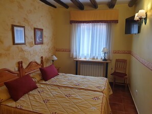 Superior Double Room, 1 Double Bed, Non Smoking | Desk, laptop workspace, blackout drapes, free WiFi - Casa Maidevera (Aranda de Moncayo)