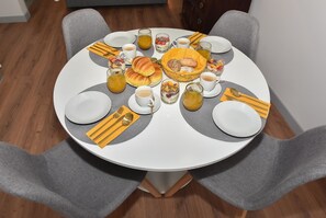 Studio | Individually decorated, individually furnished, desk, blackout drapes - Rosario's Boutique Apartments (Porto)