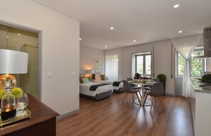 Estudio, 2 camas individuales, vista al jardín | Decoración personalizada, muebles diferentes y escritorio