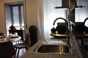 Studio, 2 Single Beds, Garden View | Private kitchenette