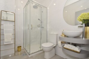 Estudio, 2 camas individuales, vistas al jardín | Baño | Ducha, zapatillas y toallas