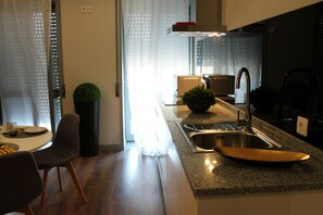 Studio | Private kitchenette | Fridge, microwave, stovetop, cookware/dishes/utensils - Rosario's Boutique Apartments (Porto)