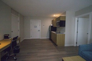 Desk, laptop workspace, iron/ironing board, free WiFi - Baymont by Wyndham Gold River (Gold River)
