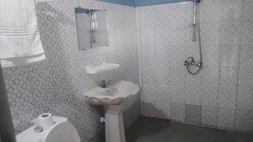 Habitación doble superior | Baño | Ducha y cabezal de ducha tipo lluvia