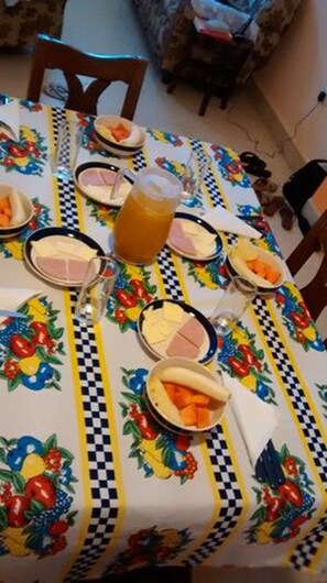 Petit déjeuner complet (5 EUR par personne)