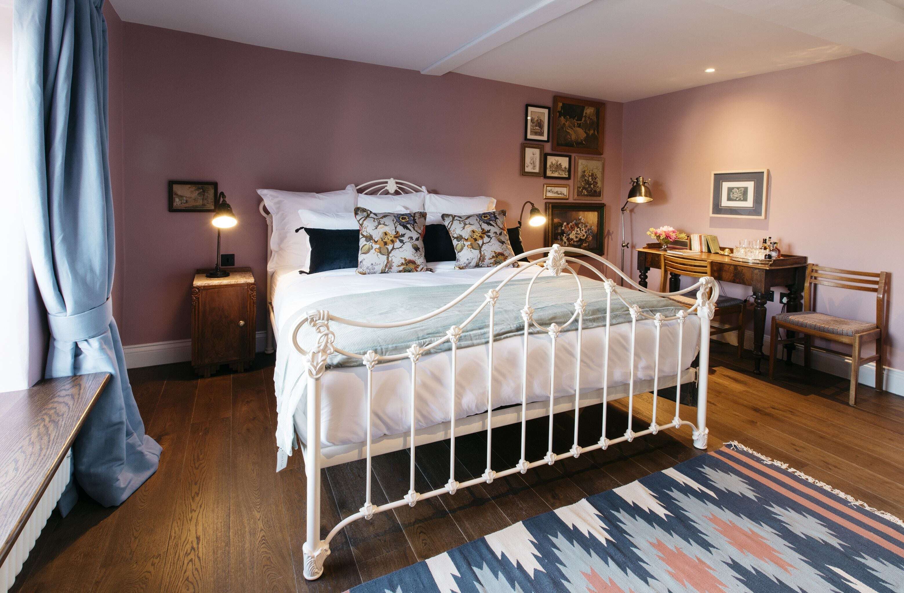 Tabla de planchar con plancha, wifi gratis, ropa de cama