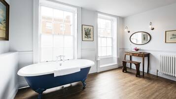 Amenidades de baño gratuitas, secadora de cabello, toallas