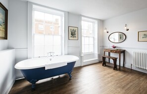 Gratis toiletartikelen, een haardroger, handdoeken