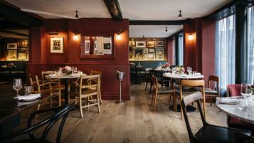 فطور أوروبي يوميًا بتكلفة قدرها (12 GBP للشخص)